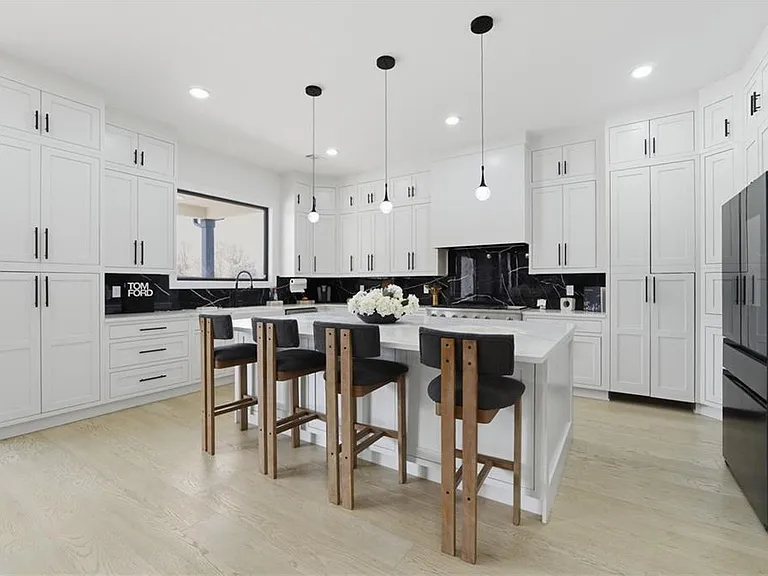 556 Versailles Dr — Photo 11