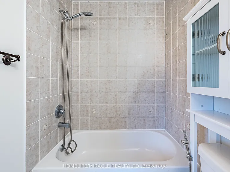 419 Rossland Rd E — Photo 31