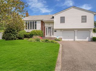 1 Splitrail Pl, Commack, NY 11725
