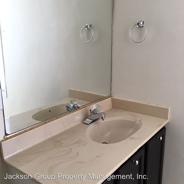 2nd image of 1000 Howard St APT 404