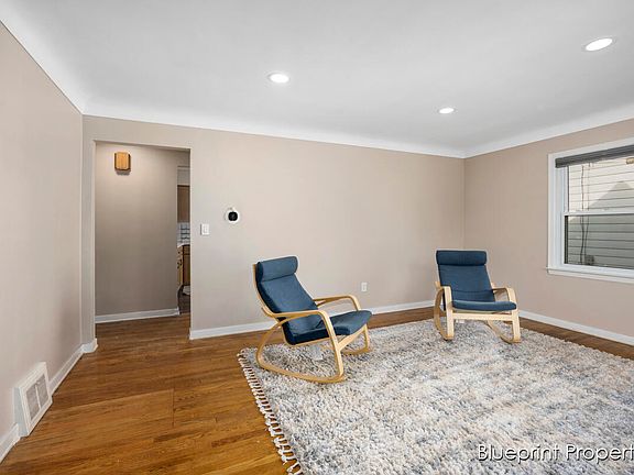 5th image of 1354 Northlawn St NE