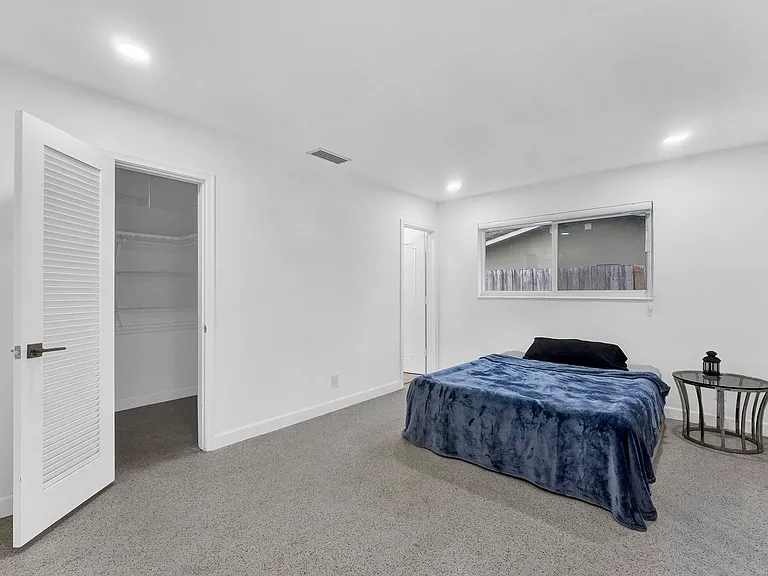 5921 NE 15th Ave — Photo 17