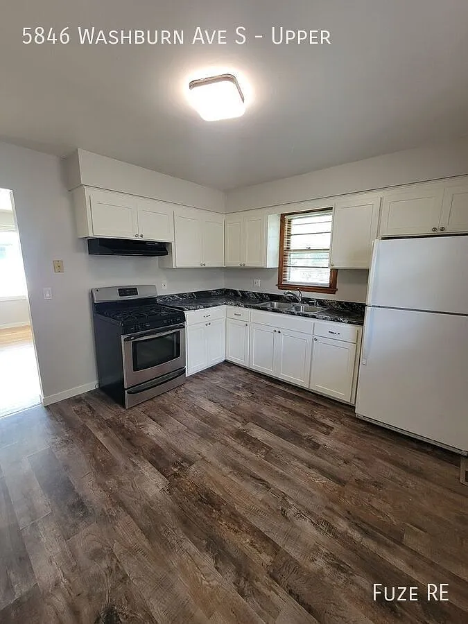 **1 Month Free Rent - 3 Bedroom in Armatage Neighborhood! — Photo 3