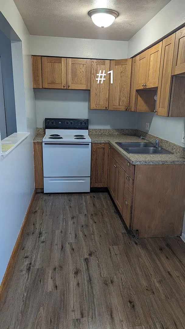 484 10th St — Photo 2