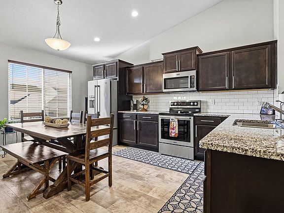 4th image of 581 Cygnet Lake Dr