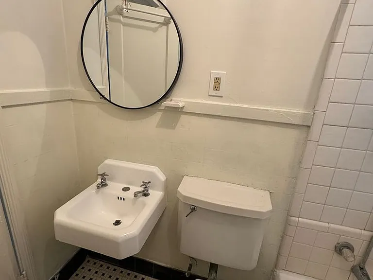 2530 Girard St — Photo 17