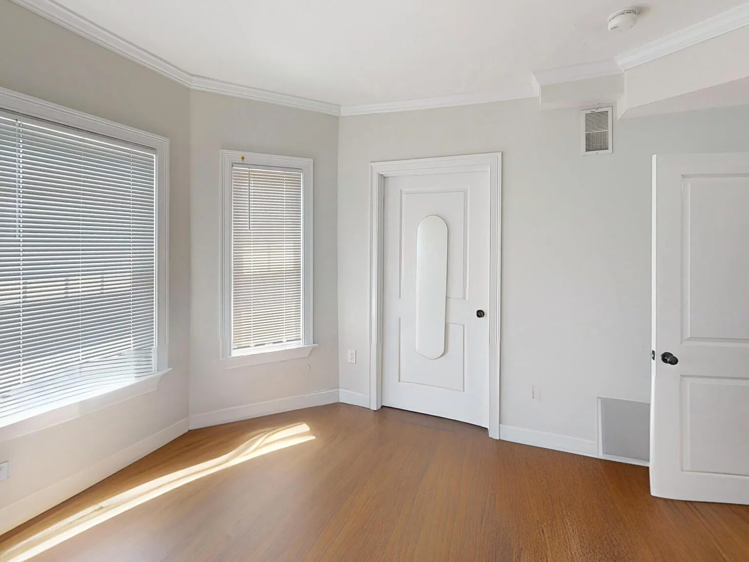 3 bed, 1000 sqft, $2,995 — Photo 4
