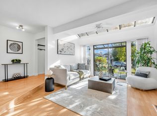 252 E 21st St, North Vancouver, BC V7L 3B6