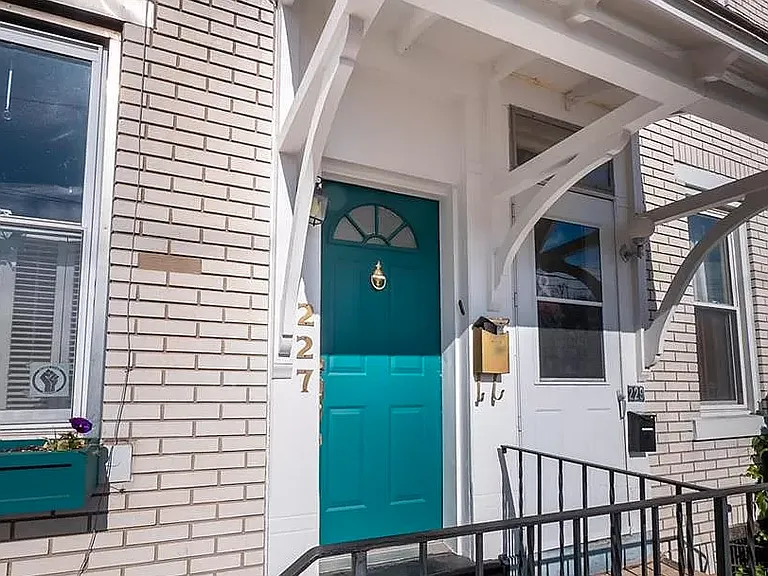 227 E Garrison St — Photo 2