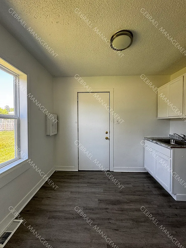 3133 Woodrow — Photo 4