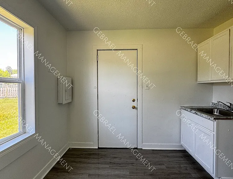 3133 Woodrow Ave — Photo 4
