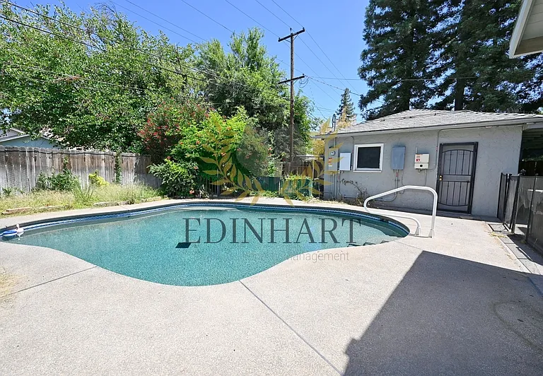 145 E University Ave — Photo 44