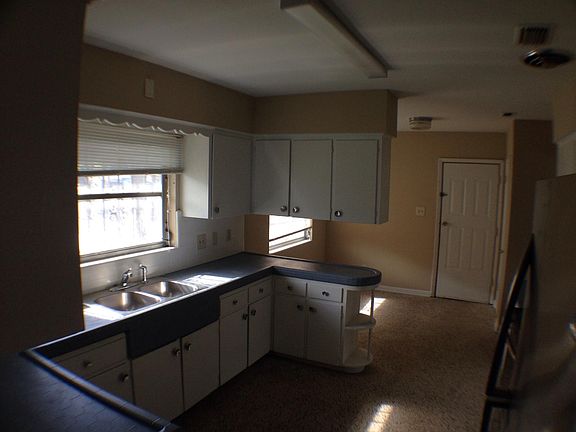 4th image of 3202 N Jefferson St