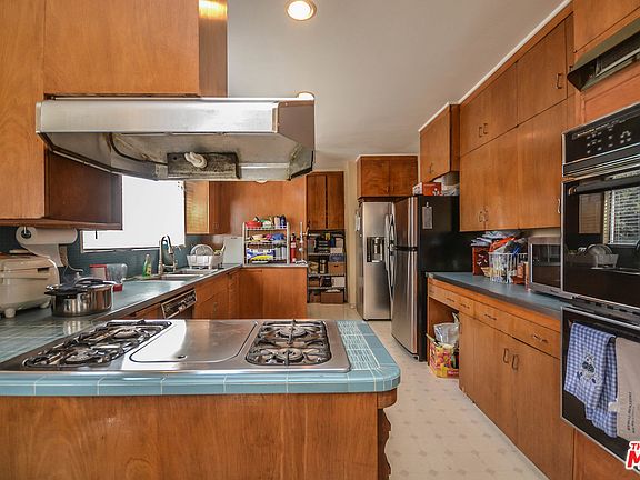 4th image of 855 S Dunsmuir Ave