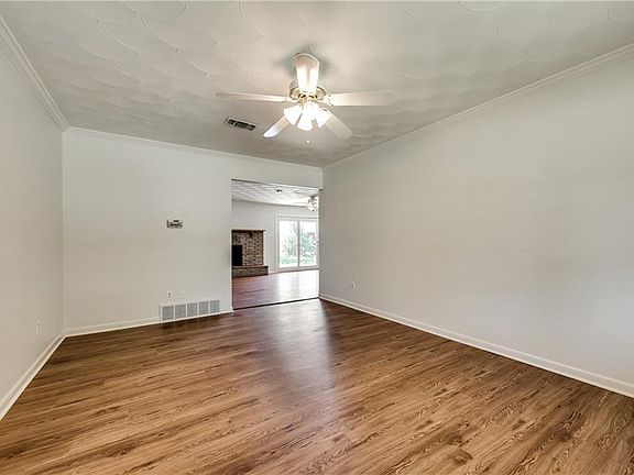 3rd image of 233 W Dorris Dr