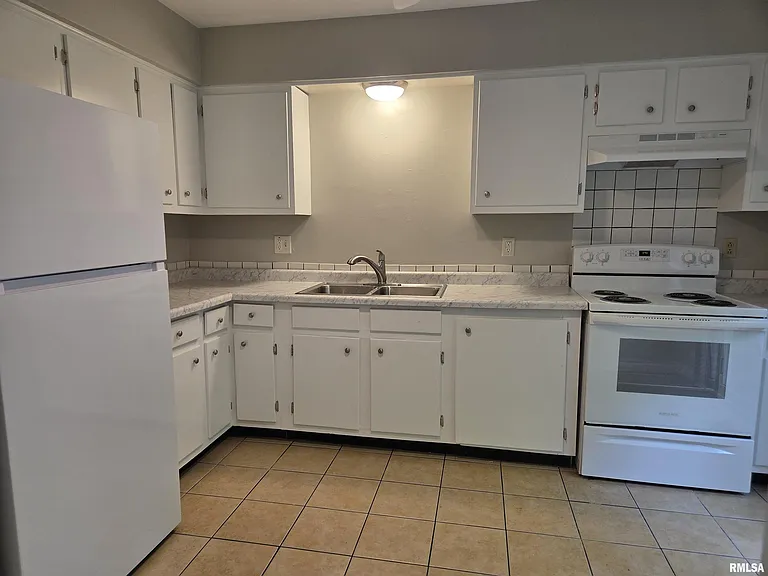 1339 W Jeth Ct — Photo 2