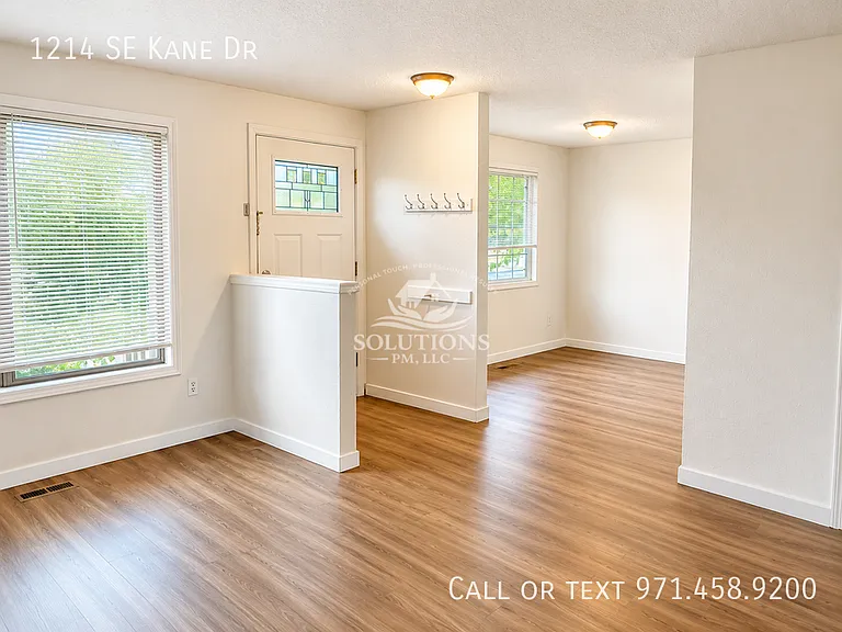 1214 SE Kane Dr — Photo 3