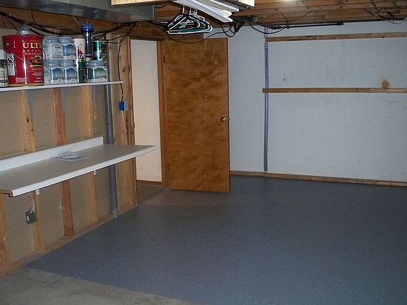 Basement laundry w storage