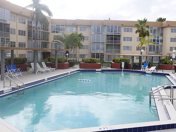 4th image of 877 NE 195th St APT 122