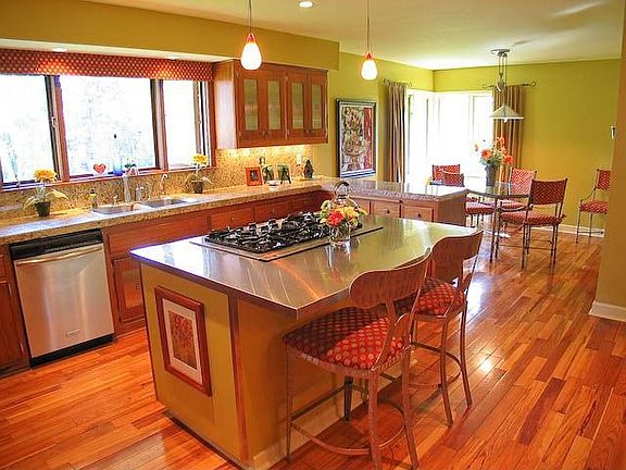 Granite/SS eat-in kitchen