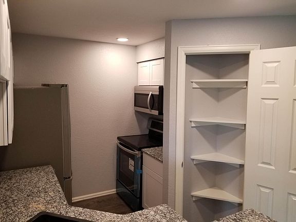 Stainless steel appliances & granite counters