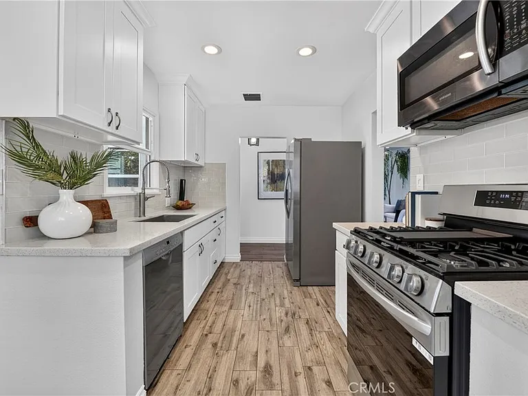 1030 E Oakmont Ave — Photo 4