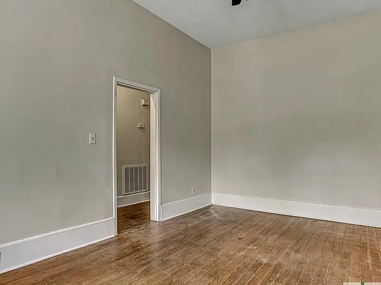 520 E Waldburg St #B — Photo 3