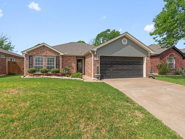 226 Claris Ln — Photo 2