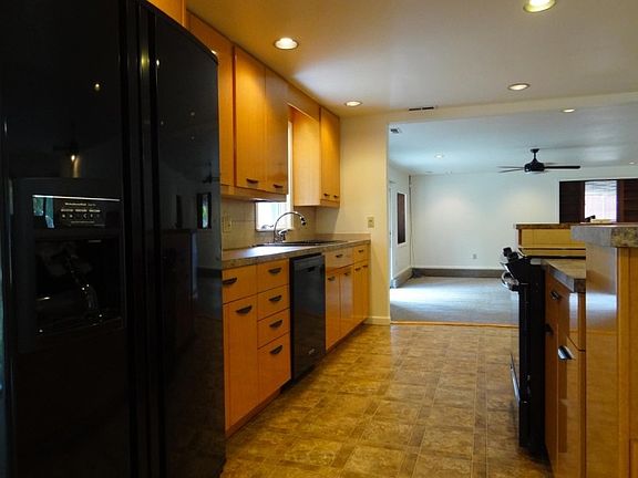 5th image of 605 E 93rd St