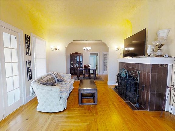 5th image of 215 E Parkdale Ave