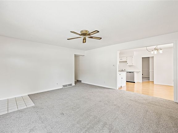 3rd image of 615 SW Southlawn Cir