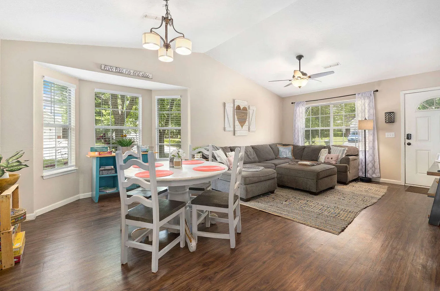 2 bed, 2.0 bath, 839 sqft, $3,744 — Photo 3