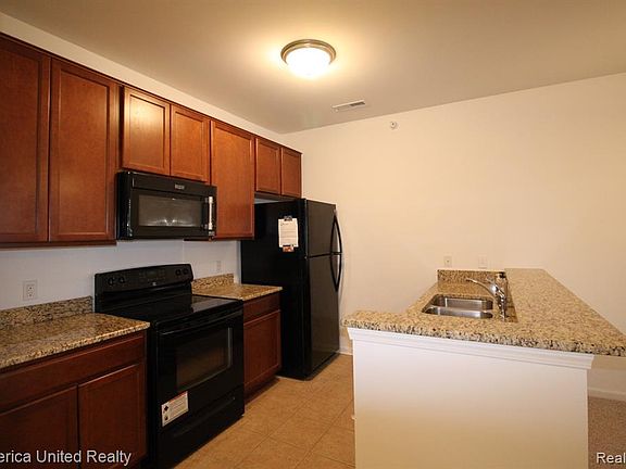 5th image of 1015 E Summerfield Glen Cir