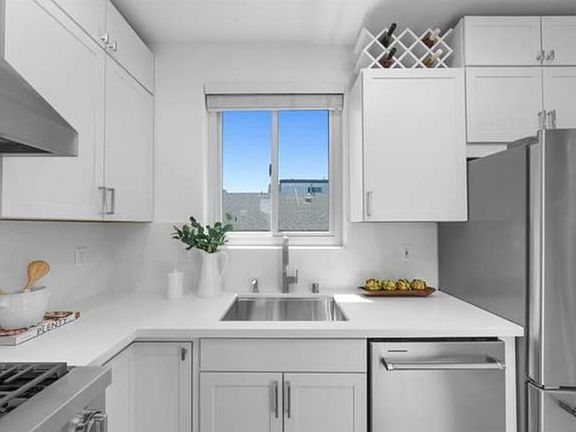 3rd image of 1457 Manhattan Beach Blvd