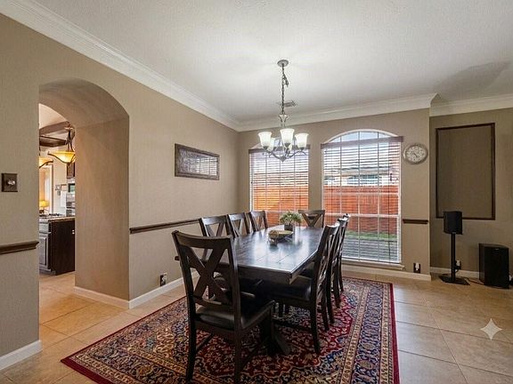 4th image of 2202 Parkview Ln