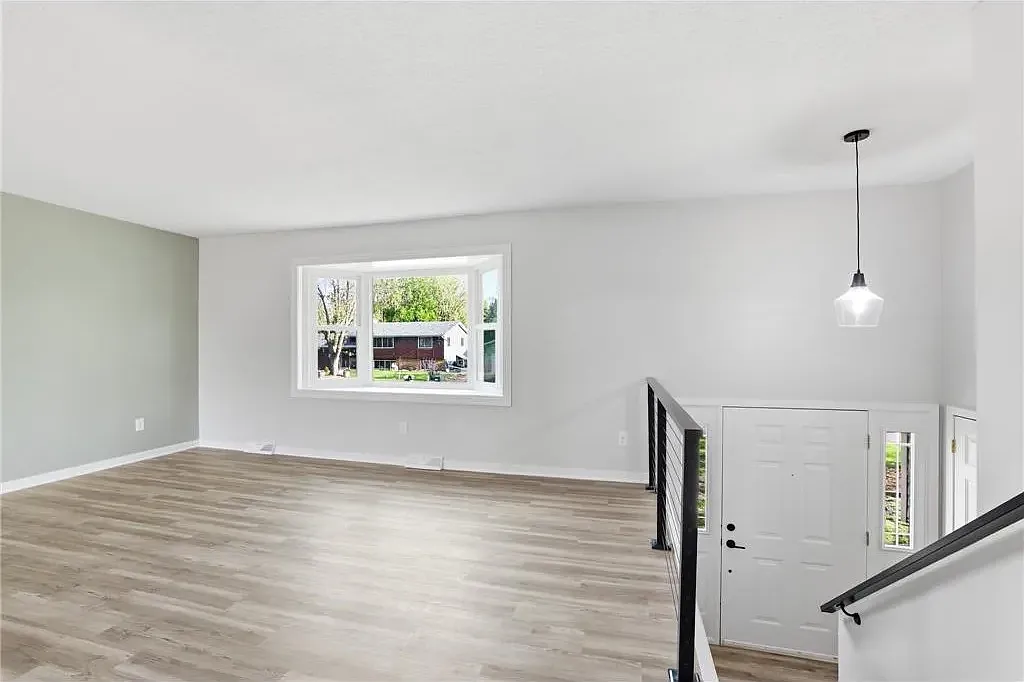 5 bed, 2032 sqft, $4,100 — Photo 4