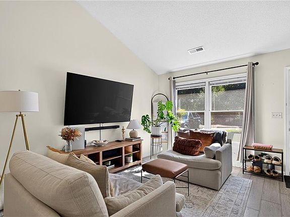 3rd image of 204 Tabor View Ln
