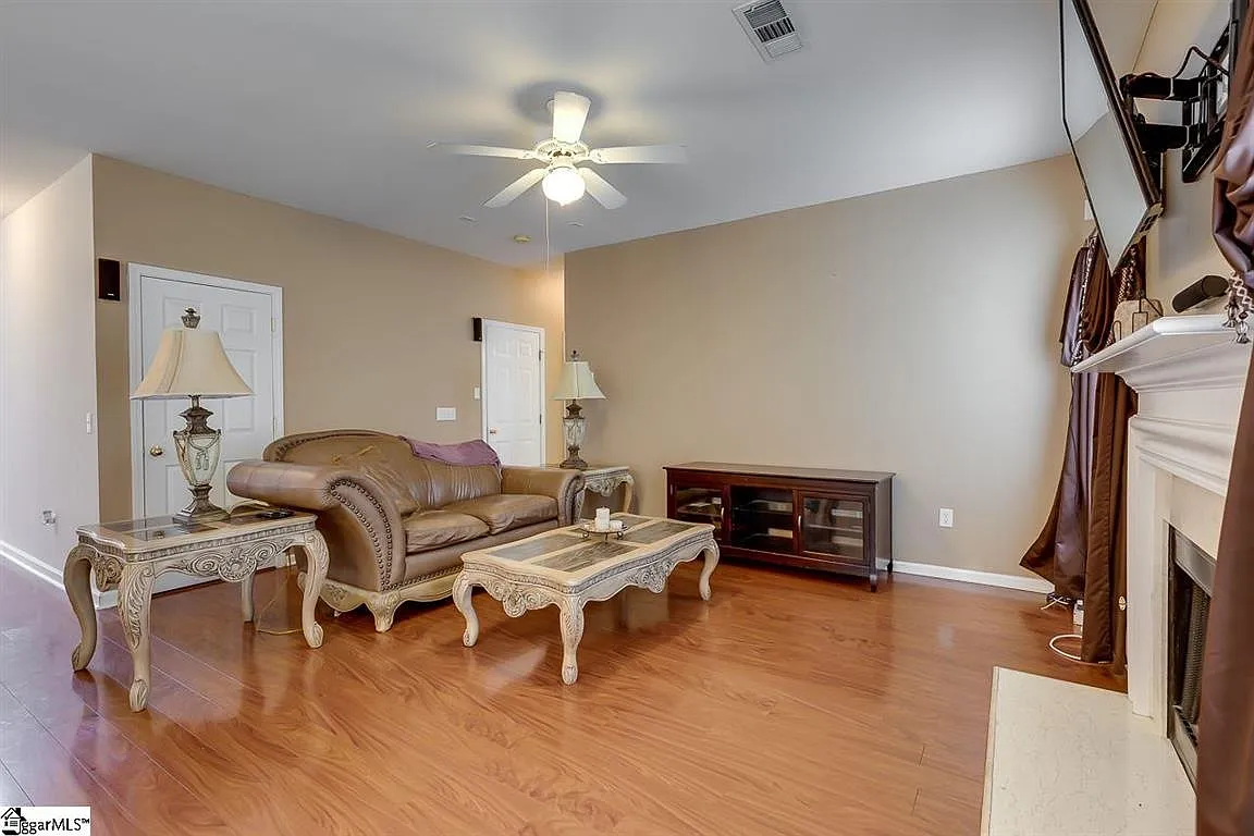 4 bed, 2.5 bath, 2346 sqft, $2,500 — Photo 4