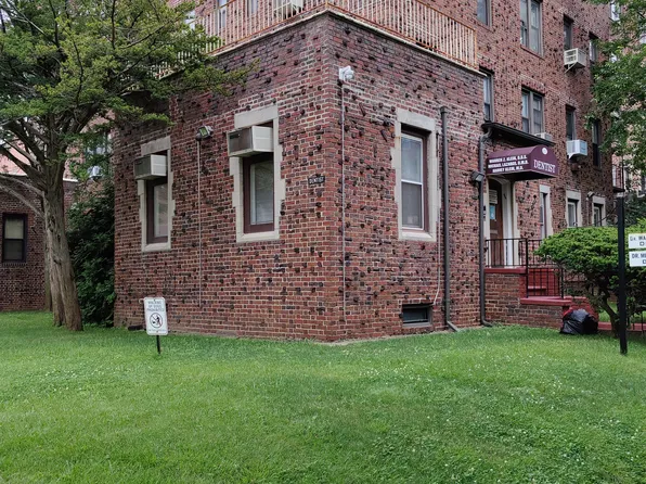 515 Avenue I image 1 of 31