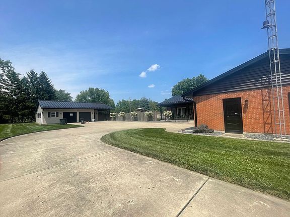 3rd image of 2546 Brookview Dr