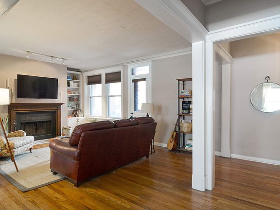 Foyer/Living Room