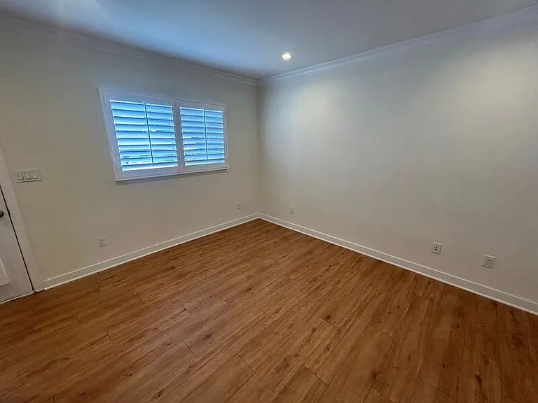 648 W Howard St — Photo 18
