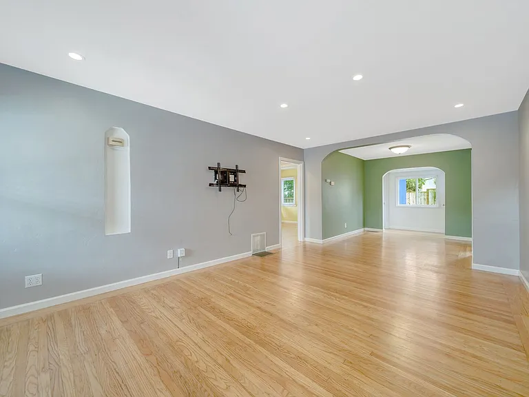 119 Claremont Ave — Photo 17