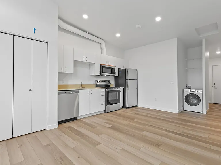 311 Graham — Photo 39