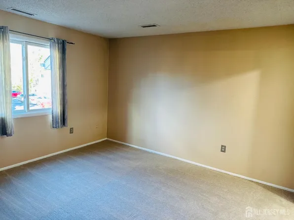 1006 Aspen Dr, Plainsboro, NJ 08536