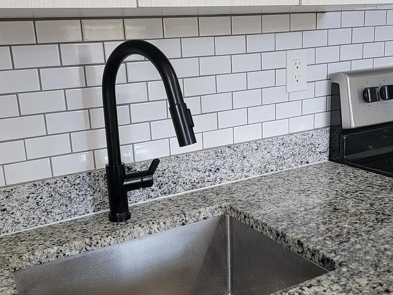 Deep sink - granite counter