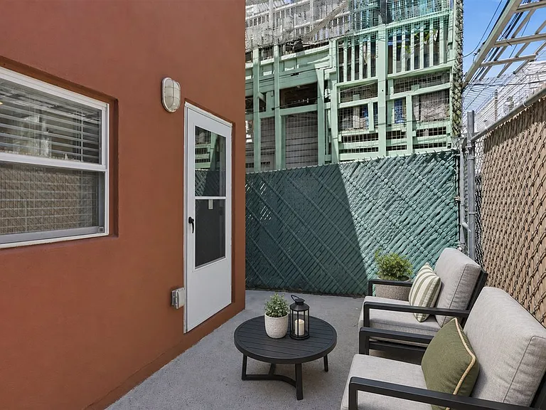 2653 S 6th St — Photo 11