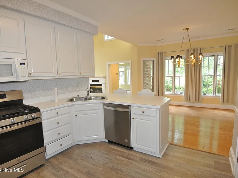 1113 Devonshire Dr — Photo 9