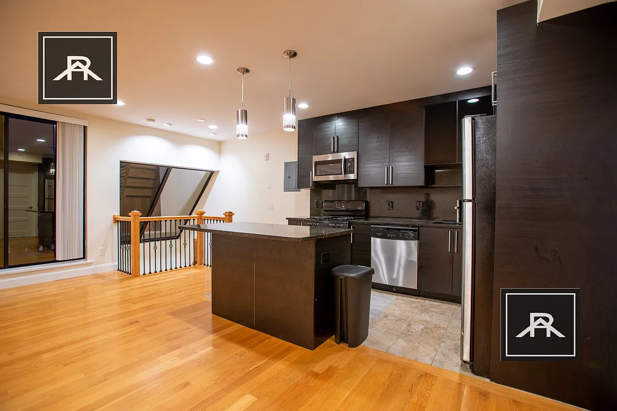 Building Photo - 1614 Beacon St #3
