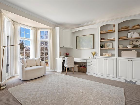 5th image of 5915 Creekview Ct
